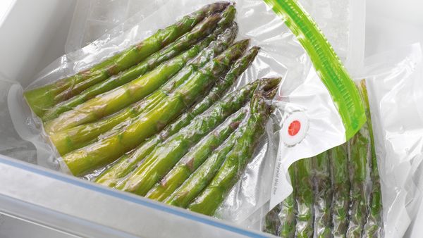Asparagi freschi conservati in un sacchetto sottovuoto