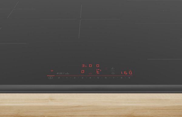 Une table de cuisson Bosch dotée d’un écran de commande tactile confortable.