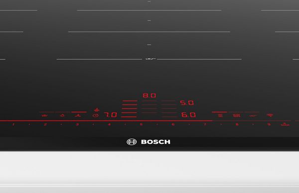 Une table de cuisson Bosch dotée d’un écran de commande tactile haut de gamme.
