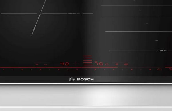具有高級觸摸控制顯示屏的 Bosch 電磁爐。