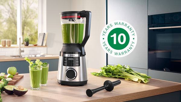 VitaPower Serie 6 Standmixer aus Edelstahl und Stopfer neben für Smoothies und einem Logo für 10 Jahre Garantie.