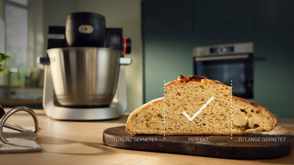 Nahaufnahme der Digitalanzeige der Küchenmaschine Serie 6, auf der „Cream, Beaten Egg, Yeast Dough“ angezeigt wird.