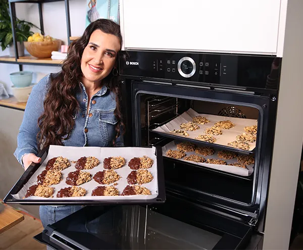 קרין גורן עם תבנית מלאה חטיפי בריאות