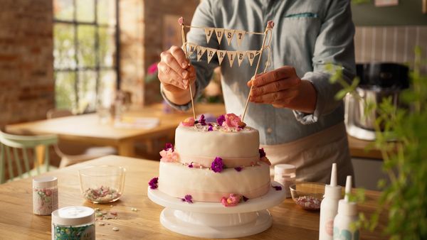 Ein Video zeigt die Zubereitung verschiedener Hochzeitstorten mit Hilfe der Küchenmaschine der Serie 6 von Bosch.