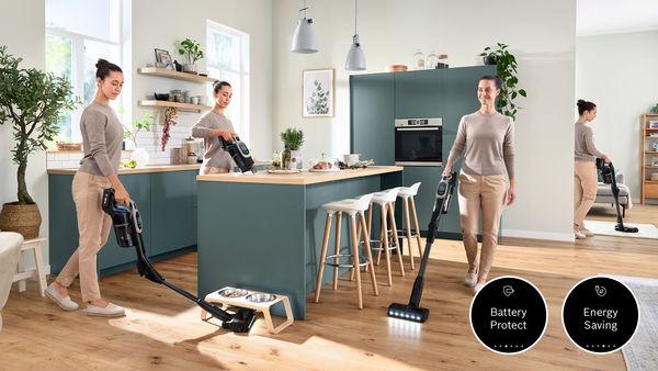 Personne dans une cuisine à plusieurs endroits utilisant l'aspirateur Unlimited 10.