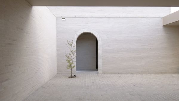 Casa Piva’s courtyard where architect Andrew Piva chose to use local custom-made concrete brickwork 