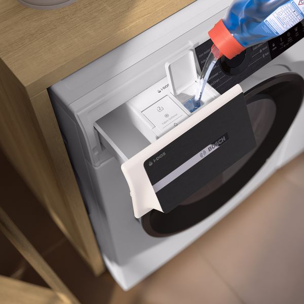 Inserimento del detersivo nella vaschetta apposita della lavatrice