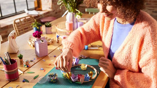 Viele Dinge, die ohne Nachzudenken im Müll landen, lassen sich mit wenig Aufwand zu tollen Sachen upcyceln. Wir stellen dir verschiedene Upcycling-Ideen für deinen nächsten Bastelnachmittag vor.