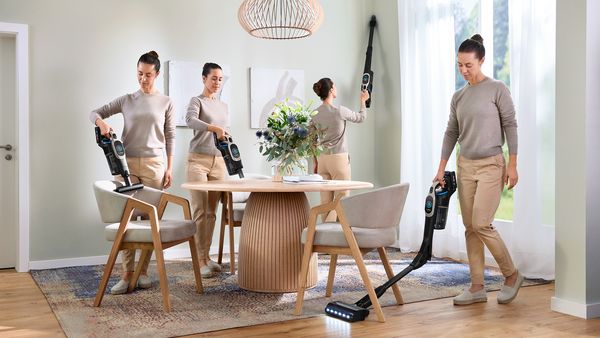 Man cleaning the different parts of the hall and stairway with the flexible Unlimited. 