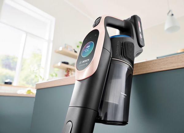 Celá řada akumulátorových vysavačů Unlimited stojící vedle sebe s bílým pozadím. Unlimited 6, Unlimited 7 a Unlimited 8.