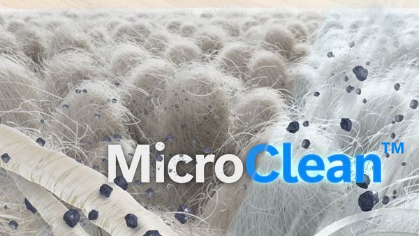 Das Startbild eines Videos zeigt einen weißen Teppichboden mit mikroskopisch kleinen Staubpartikeln. Im Bild steht das Wort "MicroClean™".