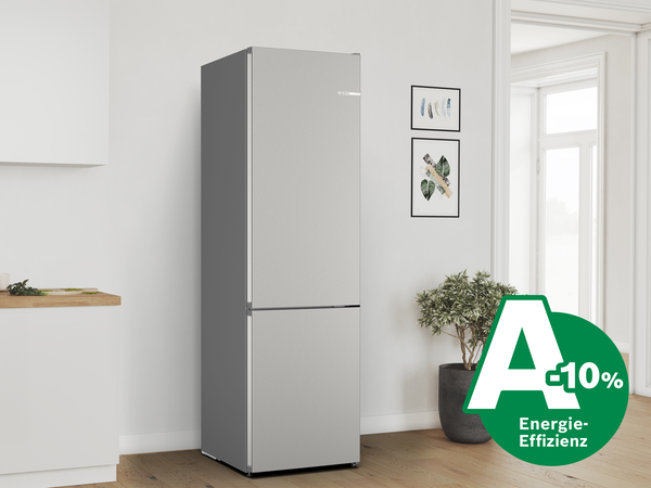 Silberner Kühlschrank in einer modernen Küche, Energieeffizienz A-10 %, mit Wandkunst und einer Pflanze.