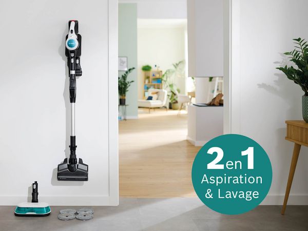 Aspirateur avec fonction 2 en 1 d'aspiration et de nettoyage, s'intégrant dans un intérieur de maison moderne et minimaliste.