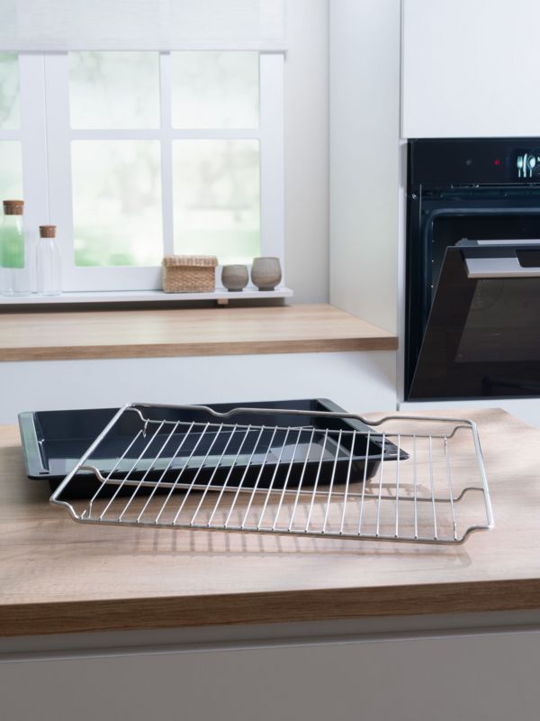 Bosch oven in background and oven tray with grill on counter top