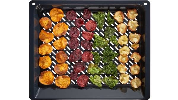 Teglia di verdure affettate a rondelle e cotte con frittura ad aria