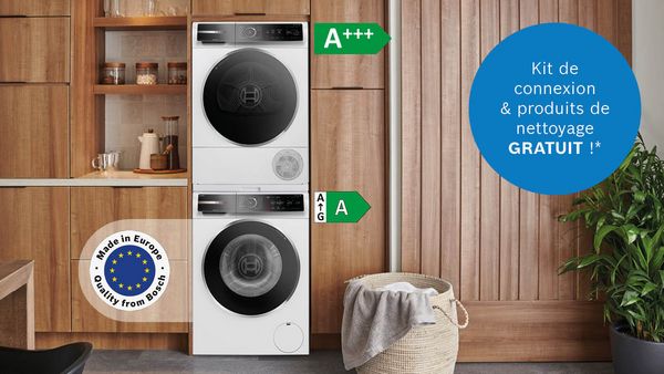 Un set de tour de lavage Bosch série 8 est placé dans une armoire en bois.