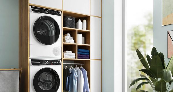 Une tour de lavage Bosch se trouve dans une armoire.