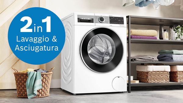 Una lavasciuga Bosch, in alternativa a una torre di lavaggio, si trova accanto a uno scaffale e a un cesto per la biancheria.
