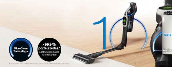 Egy fa illesztés, fölötte egy férfi, aki egy porszívót tart a kezében, és felszívja a mikrorészecskéket.