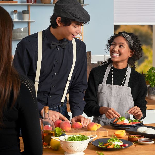 Amici che preparano insieme una cena a tema 