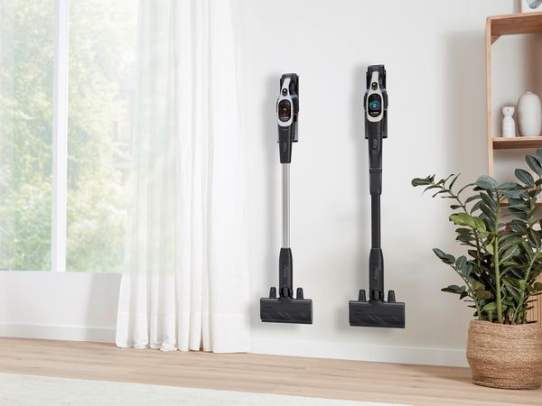 Unlimited 9 и 10, окачени в докинг станцията си на стената в хола.