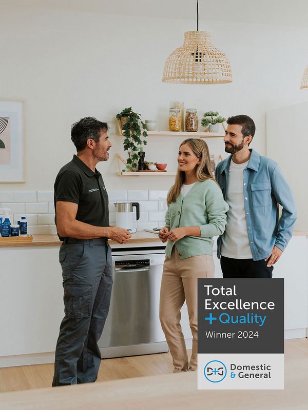 Bosch engineer talking to customers in a kitchen.