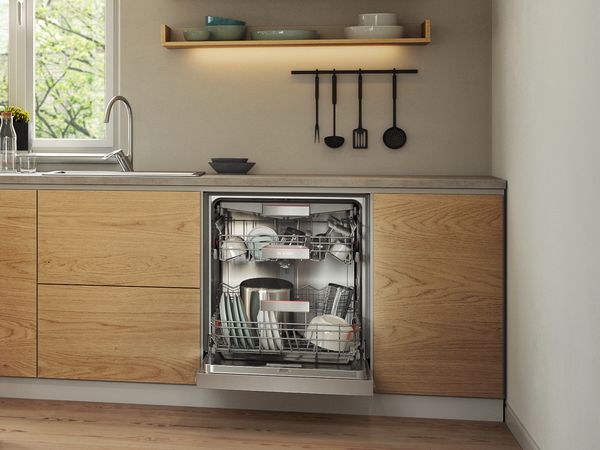 Ein offener Einbau-Geschirrspüler in einer modernen Küche.