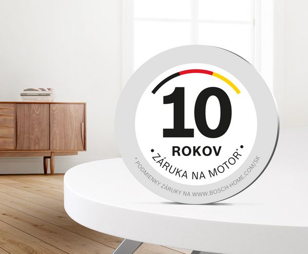 Logo s 10-ročnou zárukou na motor na vysávače Bosch je umiestnené nad obývačkou.