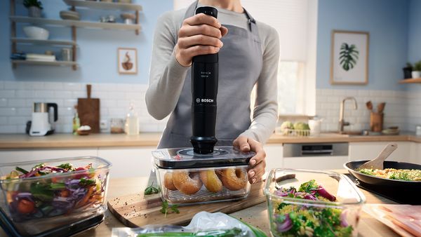 Eine Frau vakuumiert Donuts mit dem Bosch ErgoMaster Serie 4.
