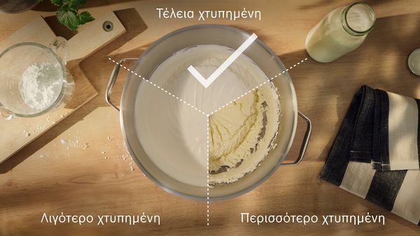 Ένα μπολ με σαντιγί τραβηγμένο από πάνω με τρία τμήματα που δείχνουν 1 τέλειο αποτέλεσμα και 2 κακά αποτελέσματος χτυπήματος, διαχωρισμένα με γραμμές: στο επάνω τμήμα υπάρχει ένα τικ και η λεζάντα «perfect» (τέλειο). Στο αριστερό τμήμα υπάρχει η λεζάντα «under-whipped» (ανεπαρκές χτύπημα), στο δεξί τμήμα η λεζάντα «over-whipped» (υπερβολικό χτύπημα).