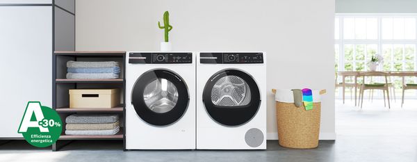 Lavatrice Bosch Serie 8 con i-DOS accanto a un'asciugatrice. Un piccolo cactus posizionato sopra la lavatrice fa il pollice in su.