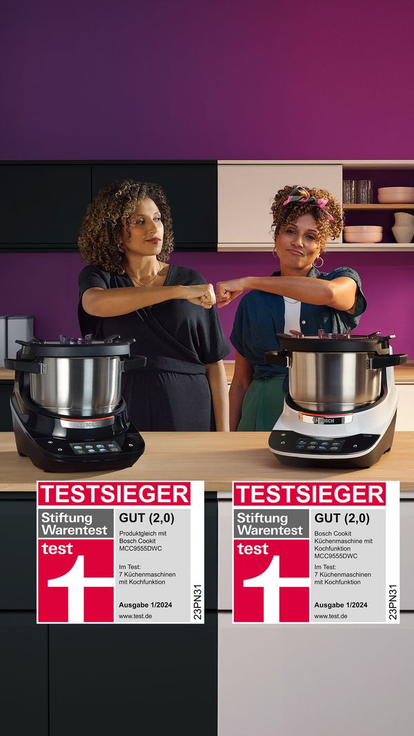 Zwei Frauen mit Bosch Cookit in Küche, zwei Testsieger-Logos der Stiftung Warentest 2024.