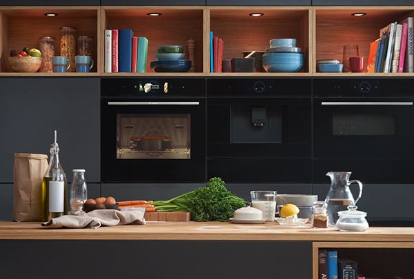 מטבח עם מוצרי חשמל של בוש כשבהם תנור פירוליטי ברקע