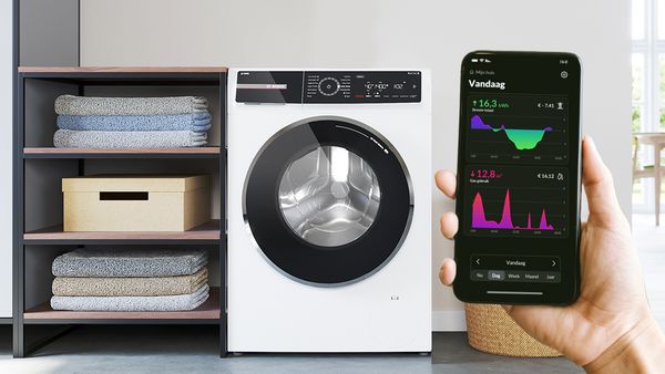 wasmachine met verbonden telefoon in hand