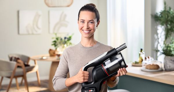 Quatre aspirateurs Bosch bien rangés dans un salon propre et moderne, prêts à relever n'importe quel défi de nettoyage.