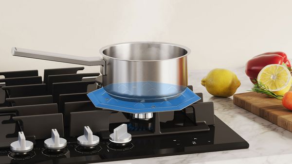 Une petite casserole est posée sur la plaque de cuisson au gaz.