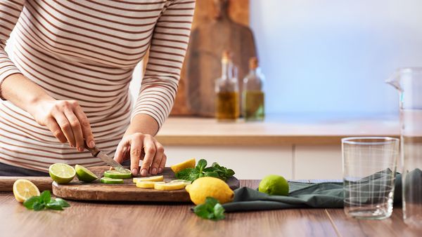 Die Zutaten für Infused Water werden einfach kleingeschnitten und ins Wasser gegeben.