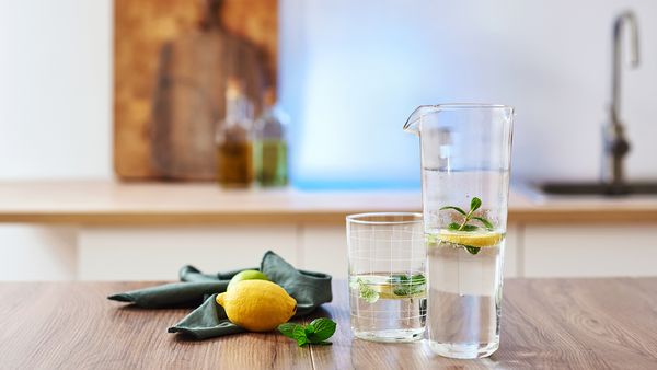 Infused Water kann mit Obst und Kräutern gesund verfeinert werden.