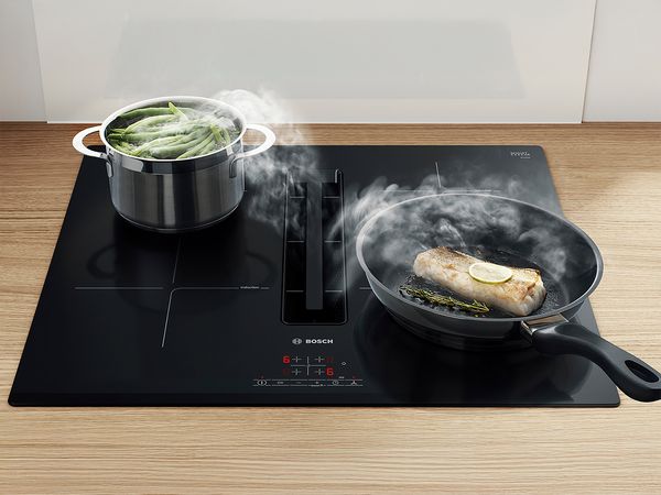plyta idukcyjna z wentulacja, na niej garnek i patelnia
