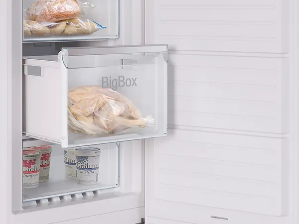 otwarte drzwi zamrazarki, w srodku, w srodku mieso i jogurty