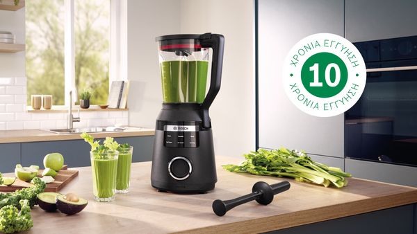 Μπλέντερ VitaPower Σειρά 6 σε χρώμα Stainless Steel και εξάρτημα ώθησης δίπλα σε smoothie και λογότυπο 10ετούς εγγύησης.