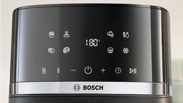Os 7 programas predefinidos no ecrã tátil fácil de utilizar da Air Fryer da Bosch.