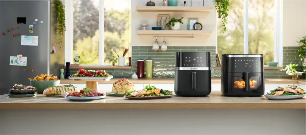 AirFryer na blacie w jasnej kuchni