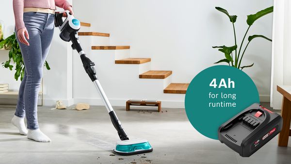 Vrouw stofzuigt een huis van ongeveer 180 vierkante meter met de Unlimited en het 4Ah batterijpakket.