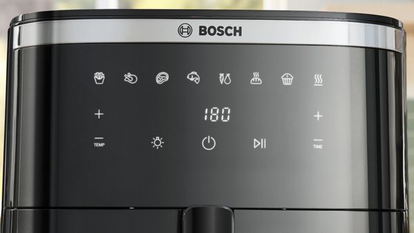Os 7 programas predefinidos no ecrã tátil fácil de utilizar da Air Fryer da Bosch.