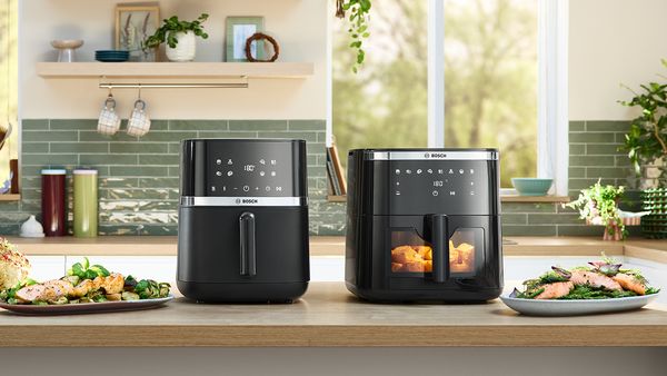 Osoba naciskająca przycisk pakowania próżniowego w blenderze VitaPower Serie 8.