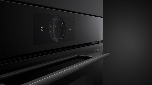 
       Serie 8 accent line ovn. Fokus på det tynde håndtag i sort stål med indgraveret Bosch-logo.
      
