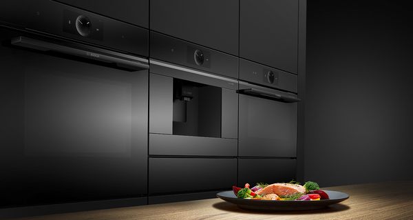 
     TV-reklamen "Like A Bosch" for den nye Bosch Serie 8 fremhæver funktionerne Steam Function Plus, PerfectBake Plus og Air Fry Function.
    