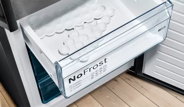 otwarte drzwi zamrazarki  z napislem NoFrost