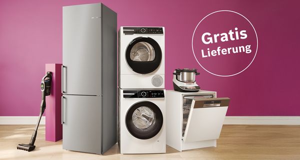 Eine moderne K&uuml;chenausstellunBosch Hausger&auml;te vor pinker Wand, darunter K&uuml;hlschrank, Waschmaschinen & Trocknersatz, Geschirrsp&uuml;ler, Cookit & Staubsauger, daneben Kreis mit Text 'Gratis Lieferung'.